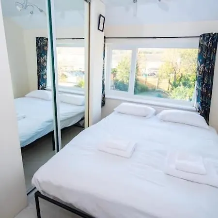 Cohost Partners | Stylish 3br Retreat Near Apartman