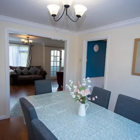 Cohost Partners | Stylish 3br Retreat Near * بريستول